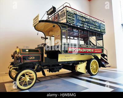 Il Milnes-Daimler Omnibus a due piani 1904 è un primo esempio di autobus a due piani utilizzati per il trasporto urbano, dotato di un motore Daimler e che offre informazioni sullo sviluppo del trasporto pubblico. Foto Stock