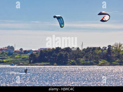 Coppia di kitesurfisti kitesurf sul mare Foto Stock