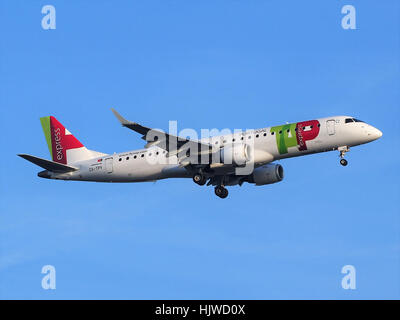 CS-TPV, un TAP Express Embraer ERJ-190LR, atterra all'aeroporto di Schiphol (AMS), parte della flotta regionale DI TAP Air Portugal. Foto Stock