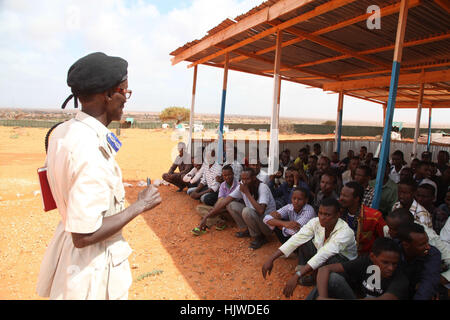 Un funzionario di polizia parla di nuove reclute per la provvisoria Amministrazione Jubbaland (IJA) presso la polizia di Kismayo scuola di formazione durante la verifica preliminare esercizio di Kismayo Somalia il 21 dicembre 2016. Barut Mohamed Foto Stock