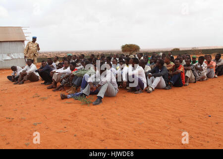 Un funzionario di polizia parla di nuove reclute per la provvisoria Amministrazione Jubbaland (IJA) presso la polizia di Kismayo scuola di formazione durante la verifica preliminare esercizio di Kismayo Somalia il 21 dicembre 2016. Barut Mohamed Foto Stock