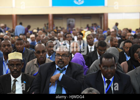I nuovi membri eletti del Parlamento federale somalo partecipano alla cerimonia di inaugurazione a Mogadiscio il 27 dicembre 2016. L'evento segna un momento chiave nel processo democratico somalo con l'insediamento dei parlamentari. Foto AMISOM di Ilyas Ahmed. Foto Stock
