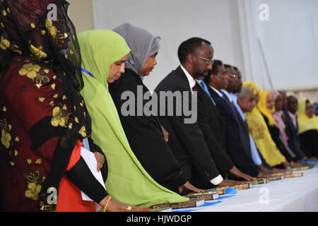 Il 27 dicembre 2016, nuovi parlamentari hanno prestato giuramento durante una cerimonia di inaugurazione della camera alta e della camera del popolo somala a Mogadiscio. Questo evento ha segnato una pietra miliare significativa nella transizione democratica della Somalia. Foto AMISOM di Ilyas Ahmed. Foto Stock