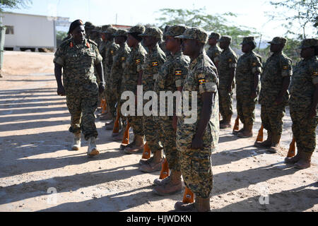 Il capo delle Forze di difesa dell'Uganda popoli Forze di Difesa, Gen. Katumba Wamala ispeziona una guardia d'onore montato da soldati ugandesi che serve sotto la missione dell Unione Africana in Somalia (AMISOM) in data 03 gennaio 2017. Gen. Katumba è su una visita di lavoro in Somalia. Raymond Baguma Foto Stock