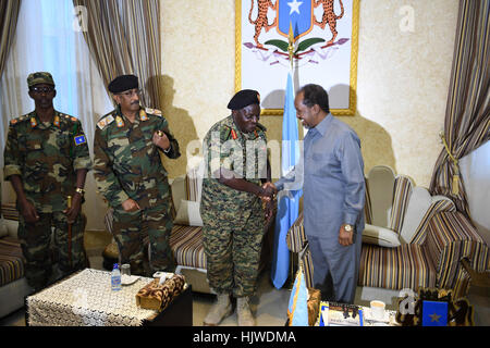 Il capo delle Forze di Difesa, Gen. Katumba Wamala saluta il presidente della Somalia, Hassan Sheikh Mohamud durante un incontro presso il palazzo presidenziale a Mogadiscio, in Somalia in data 03 gennaio 2017. Raymond Baguma Foto Stock