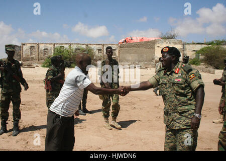 Le truppe ugandesi Capo delle Forze di Difesa, Gen. Katumba Wamala saluta un anziano locale da nel basso Scebeli regione durante una visita a Barawe, in data 03 gennaio 2017. Raymond Baguma Foto Stock