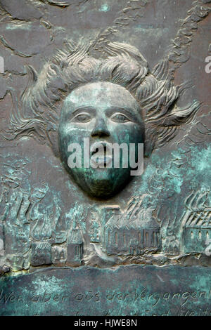 Dettaglio del portale della chiesa con la città in fiamme, Chiesa di San Giovanni Evangelista, di Magdeburgo, Sassonia-Anhalt, Germania Foto Stock