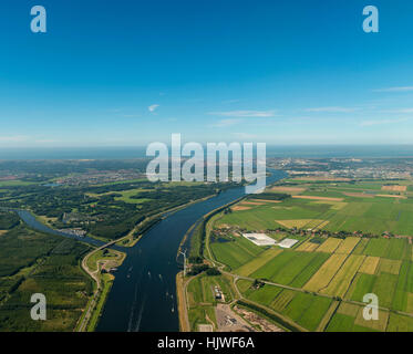 Il fiume che scorre attraverso i terreni agricoli, dietro la costa del Mare del Nord, nei pressi di Amsterdam, Paesi Bassi Foto Stock
