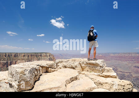 Uomo al baratro, Rim Trail, South Rim, il Parco Nazionale del Grand Canyon, Arizona, Stati Uniti d'America Foto Stock