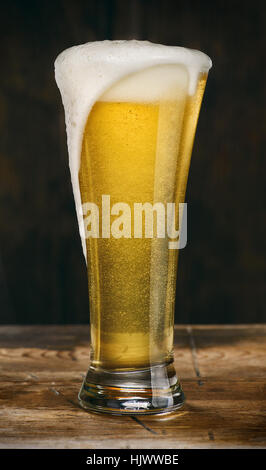 Bicchiere di birra chiara su un tavolo di legno. Close up Foto Stock