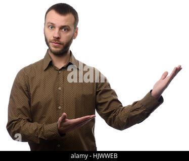 Fiducioso giovane uomo presentando e mostrando il tuo testo o il prodotto isolato su sfondo bianco Foto Stock