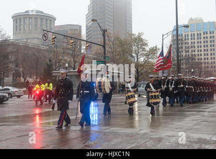 La processione funebre di John Glenn, ex astronauta e senatore degli Stati Uniti, ebbe luogo presso l'Ohio Statehouse di Columbus, Ohio, il 17 dicembre 2016, in onore del suo pionieristico volo spaziale, contributi alla NASA, servizio pubblico e eredità duratura nella storia americana. Foto Stock