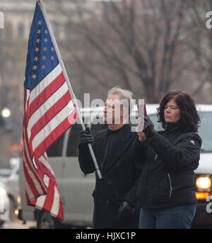 I membri del pubblico di pagare i loro aspetti come ex astronauta e U.S. Il senatore John Glenn il corteo funebre è portare fuori la Ohio Statehouse in Columbus, Ohio, sabato 17 dicembre, 2016. /Bridget Caswell) Foto Stock