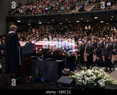 Marines, dalla caserma marini Washington, portano in scrigno di ex astronauta e U.S. Il senatore John Glenn durante una cerimonia per celebrare la sua vita, Sabato, Dicembre 17, 2016 presso la Ohio State University, Mershon Auditorium di Columbus. Foto Stock