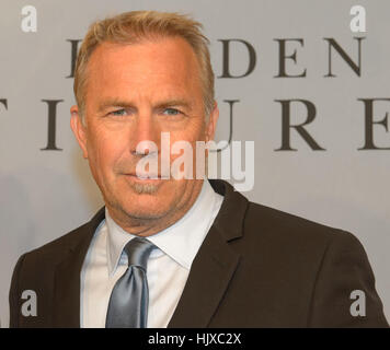 L'attore Kevin Costner partecipa alla prima del film "Hidden Figures" allo SVA Theatre di New York il 10 dicembre 2016. Il film, basato sul libro di Margot Lee Shetterly, mette in evidenza i contributi delle matematiche afroamericane alla NASA, in particolare Katherine Johnson, Dorothy Vaughan e Mary Jackson, nel successo della missione di John Glenn del 1962. Foto Stock