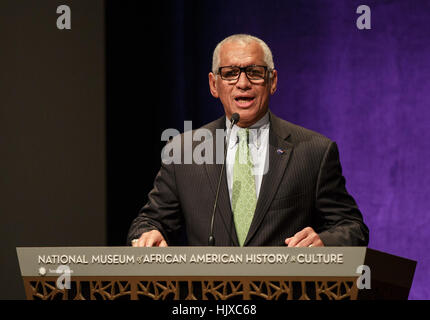 Amministratore della NASA Charles Bolden offre commento prima di una proiezione del film "figure nascoste" presso lo Smithsonian, il Museo Nazionale di afro-americano di storia e cultura, Mercoledì, Dicembre 14, 2016 a Washington DC. Il film è basato sul libro dello stesso titolo, Margot Lee Shetterly, e ripercorre la vita di Katherine Johnson, Dorothy Vaughan e Maria Jackson -- afro-americano di donne che lavorano presso la NASA come "computer umano", che sono di fondamentale importanza per il successo di John Glenn amicizia 7 missione nel 1962. Foto Stock