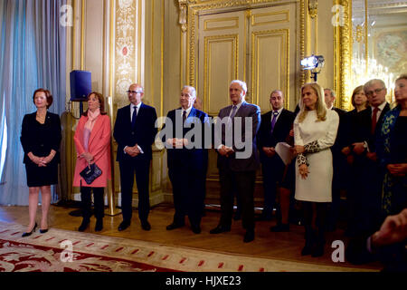 Un gruppo di dignitari, compreso il ministro francese dell'Ecologia Ségolène Royal, Principe Shah Karim Al Hussaini, l'Aga Khan IV, E DEGLI STATI UNITI Ambasciatore di Francia Jane Hartley, ascoltare come il Ministro degli esteri francese Jean-Marc Ayrault si prepara a award U.S. Il segretario di Stato John Kerry il Gran Ufficiale della Legion d'onore, il secondo livello più elevato del premio francese, nel corso di una cerimonia che si terrà a dicembre 10, 2016 al Quai d'Orsay - il ministero degli Esteri francese - a Parigi, Francia. Foto Stock