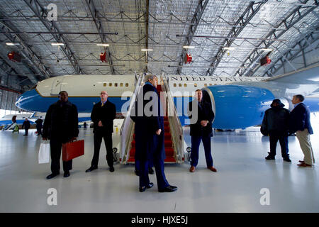 Stati Uniti Il segretario di Stato John Kerry si prepara a bordo del suo aereo in un hangar a base comune Andrews nel Camp Springs, Maryland, a causa di pioggia gelata che passa attraverso la zona, come egli set off per Riyadh, Arabia Saudita, sul dicembre 17, 2016 per riunioni relative allo Yemen. Foto Stock