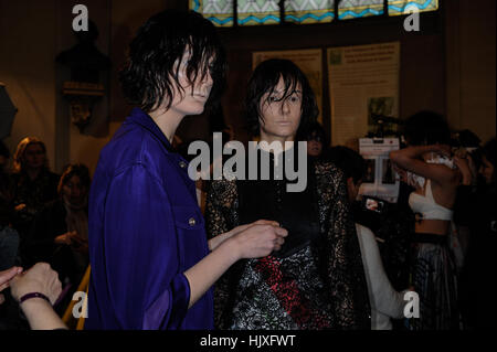 Parigi, Francia. 24 gen 2017. Un modello visto durante la Julien Fournie backstage. Settimana della moda di Parigi SS/2017. Haute Couture. Credito: Gaetano Piazzolla/Pacific Press/Alamy Live News Foto Stock