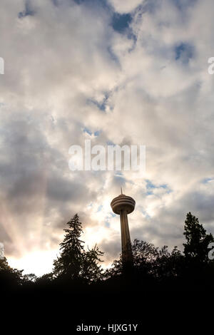 Silhouette di un famoso punto di riferimento Skylon torre di osservazione Foto Stock