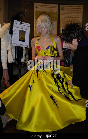 Parigi, Francia. 24 gen 2017. Un modello visto durante la Julien Fournie backstage. Settimana della moda di Parigi SS/2017. Haute Couture. Credito: Gaetano Piazzolla/Pacific Press/Alamy Live News Foto Stock