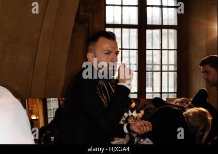 Parigi, Francia. 24 gen 2017. Julien Fournier visto sul backstage: Settimana della moda di Parigi SS/2017 Haute Couture. Credito: Gaetano Piazzolla/Pacific Press/Alamy Live News Foto Stock