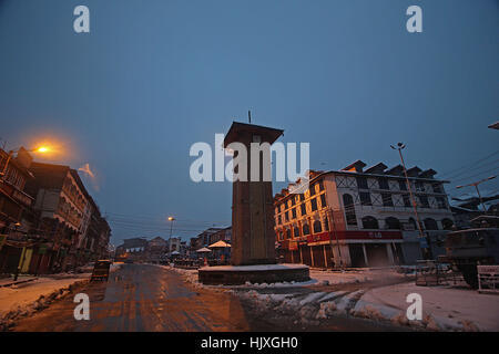 Srinagar Kashmir. 25 gennaio, 2017. Una vista di hub commerciale di Srinagar mattina presto dopo la nevicata fresca su gennaio 25, 2017. La vita normale in molte parti del Kashmir è stata colpita dalla caduta di neve fresca pochi giorni passati come il meteo Dipartimento ha previsto più neve per i prossimi giorni. La precipitazione ha inoltre costretto le autorità di governo per chiudere l'autostrada Srinagar-Jammu per la circolazione veicolare e la cancellazione di tutti i voli da Srinagar Aeroporto. Credito: Faisal Khan/Pacific Press/Alamy Live News Foto Stock