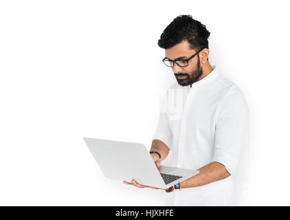 Uomo indiano con il concetto di computer portatile Foto Stock