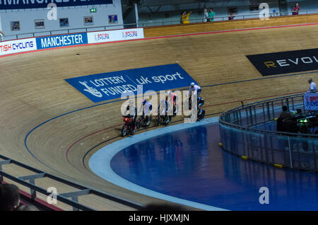 I ciclisti seguire il derny bike durante la gara di Keirin presso il National Indoor via di ciclismo Foto Stock