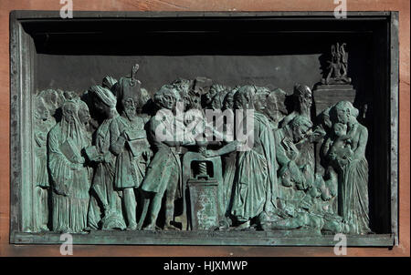 Rilievo bronzeo dedicata ai vantaggi della stampa di libri per l'Asia sul monumento a Johannes Gutenberg (1840) da scultore francese David d'Angers a Strasburgo, Alsazia, Francia. Filologo britannico William Jones (L) e Francese Indologist Abraham Hyacinthe Anquetil-Duperron (R) sono rappresentati accanto alla macchina da stampa in centro. Sultan Mahmud II dell'Impero Ottomano è raffigurato nella parte sinistra circondato dall'Brahmans scambiando i manoscritti per i libri e il popolo cinese Confucio di lettura. Foto Stock