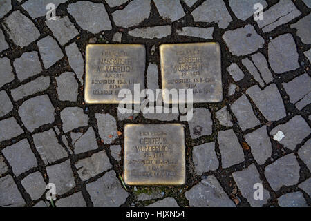 Stolperstein (pietra inciampante) per le strade di Berlino in commemorazione dei membri della famiglia Wunderlich Foto Stock