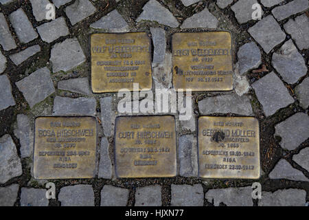 Stolperstein (pietra di inciampo) per le strade di Berlino (commemorando Hirschweh famiglia e Gerard Muller) Foto Stock