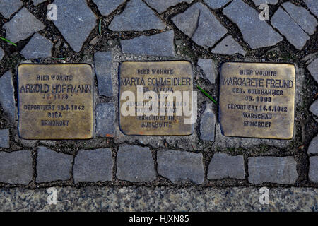 Stolperstein (pietra di inciampo) per le strade di Berlino (commemorando Arnold Hoffman, Marta Schmeidler e Margarete Freund) Foto Stock