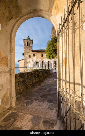 Ora d'oro a Santa Caterina del Sasso Ballaro monastero, affacciata sul Lago Maggiore, Leggiuno, provincia di Varese, Lombardia, Italia Foto Stock