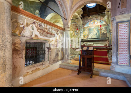 Il cadavere e la tomba del Beato Alberto all interno della chiesa di Santa Caterina del Sasso Leggiuno, provincia di Varese, Lombardia, Italia. Foto Stock