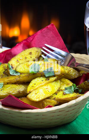 Vegana Vegetariana/Bombay speziata cotta Spicchi di patate servita in un cestino. Foto Stock