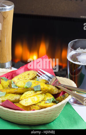 Vegana Vegetariana/Bombay speziata cotta Spicchi di patate servita in un cestino. Foto Stock