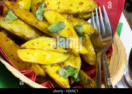 Vegana Vegetariana/Bombay speziata cotta Spicchi di patate servita in un cestino. Foto Stock