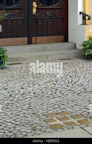 Stolperstein (inciampare o pietre miliari) per le strade di Berlino Foto Stock