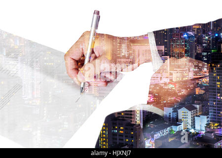 Doppia esposizione di business man tenere in mano una penna la firma del documento con la notte cityscape come concetto di approvazione. Foto Stock