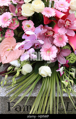 Bouquet de fleurs sur une pierre tombale. Foto Stock