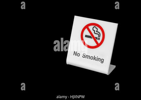 Vietato fumare isolati su sfondo nero Foto Stock