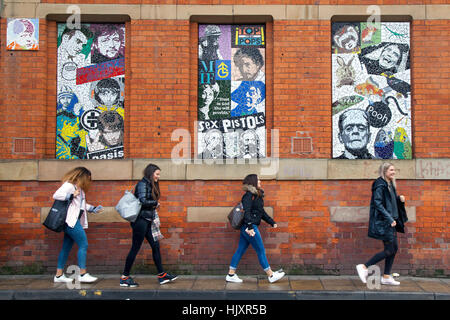 Mosiacs & facce di famose icone in Tib Street, Northern Quarter, Manchester, Regno Unito Foto Stock