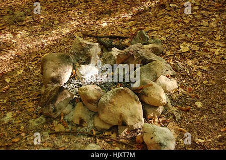 Il falò con pietre su un terreno Foto Stock