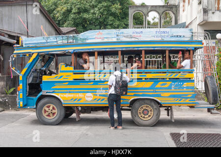 Il trasporto con autobus passeggeri nella vecchia città di Phuket, Tailandia Foto Stock