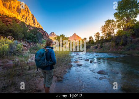 Backpacker ad esplorare il Parco Nazionale Zion vicino al fiume vergine Foto Stock