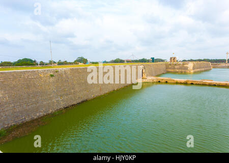 Vista in lontananza ingresso e ponte sul fosso in Fort di Jaffna nello Sri Lanka. Posizione orizzontale Foto Stock