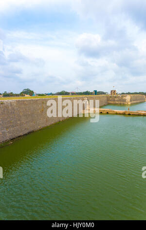 Vista in lontananza ingresso e ponte sul fosso in Fort di Jaffna nello Sri Lanka. In verticale Foto Stock