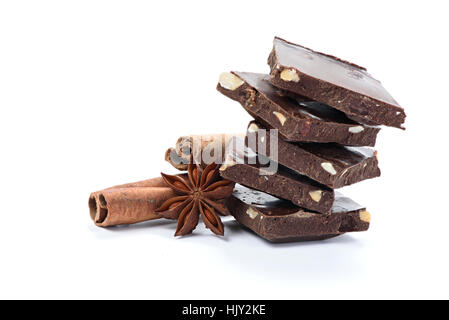 Rottura della barra di cioccolato e spezie isolati su sfondo bianco Foto Stock