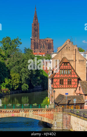 Ponte Ponts-Couverts e Cattedrale in background, Strasburgo Foto Stock